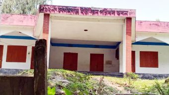 তালা ঝুলেছে ইউনিয়ন পরিষদে, সেবা মিলছে হাটে-চায়ের দোকানে