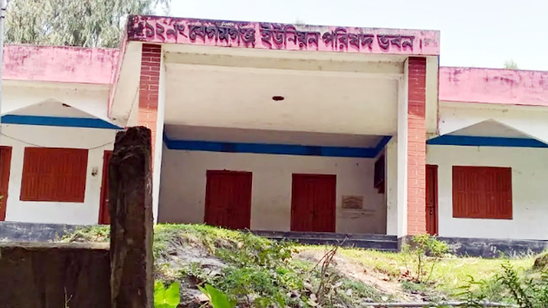 তালা ঝুলেছে ইউনিয়ন পরিষদে, সেবা মিলছে হাটে-চায়ের দোকানে
