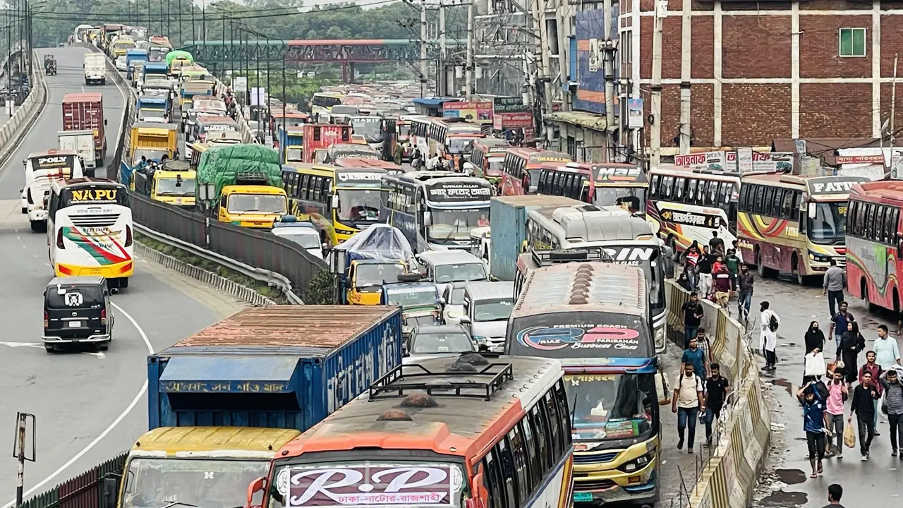 গাজীপুরের দুই মহাসড়কে ১৫ কিলোমিটার যানজট