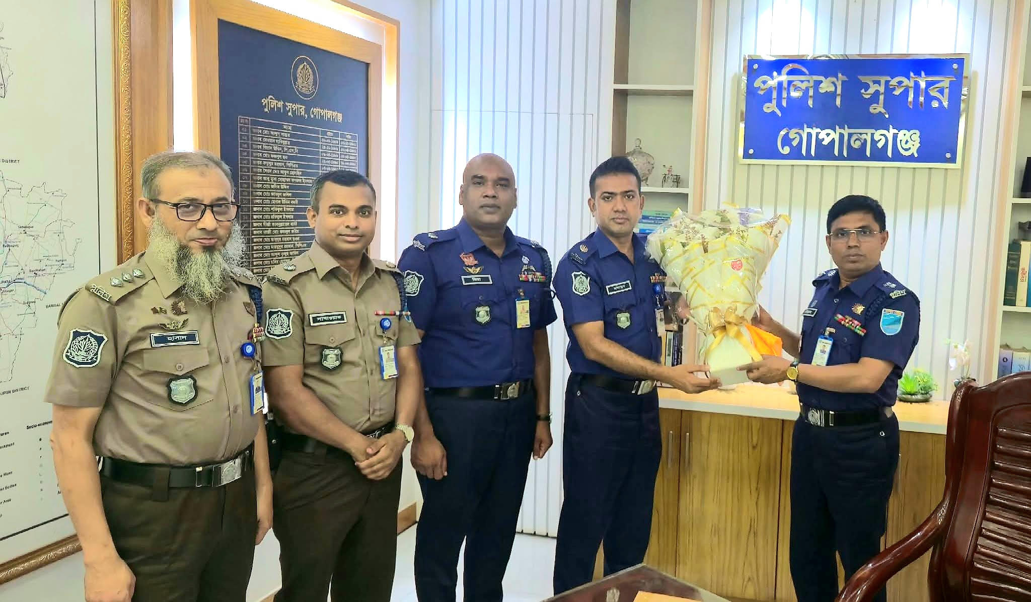 গোপালগঞ্জে নবাগত অতিরিক্ত পুলিশ সুপারকে ফুল দিয়ে বরণ