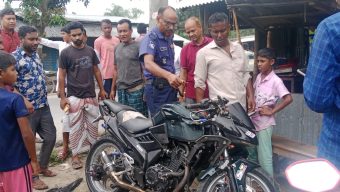 দুর্গাপুরে বেপরোয়া মোটরসাইকেলের ধাক্কায় বাবা-মেয়ে আহত