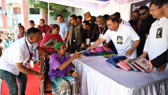 জিয়াউর রহমানের শাহাদাত বার্ষিকীতে দুস্থদের মাঝে বস্ত্র ও খাদ্যসামগ্রী বিতরণ করছেন প্রধানমন্ত্রী