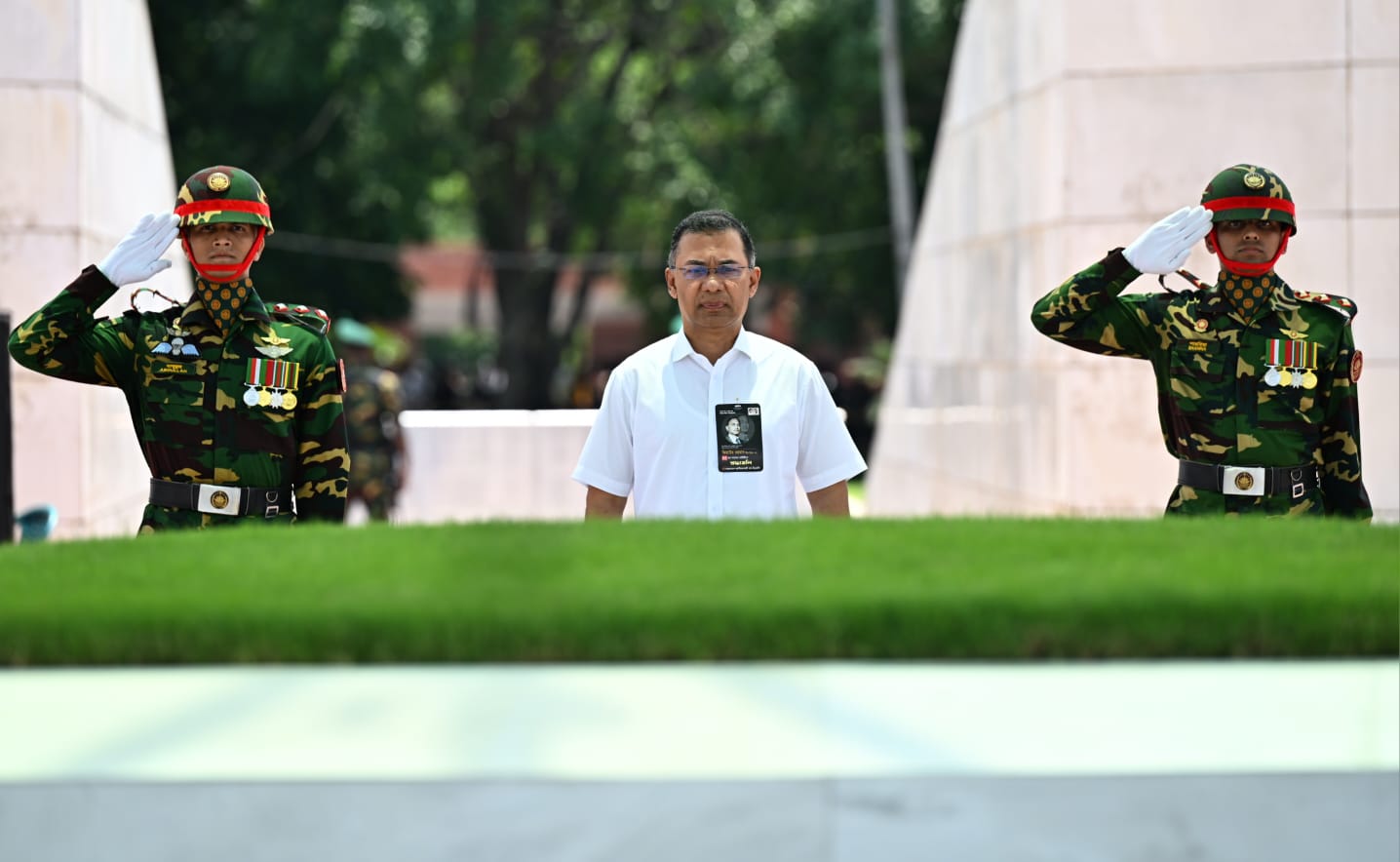 শাহাদাত বার্ষিকীতে রাষ্ট্রপতি জিয়াউর রহমানের কবরে প্রধানমন্ত্রীর শ্রদ্ধা