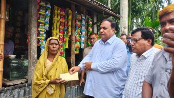 আদিতমারী ও কালীগঞ্জে ক্ষতিগ্রস্ত ৫০ ক্ষুদ্র ব্যবসায়ীকে এমপি বাবুলের আর্থিক সহায়তা
