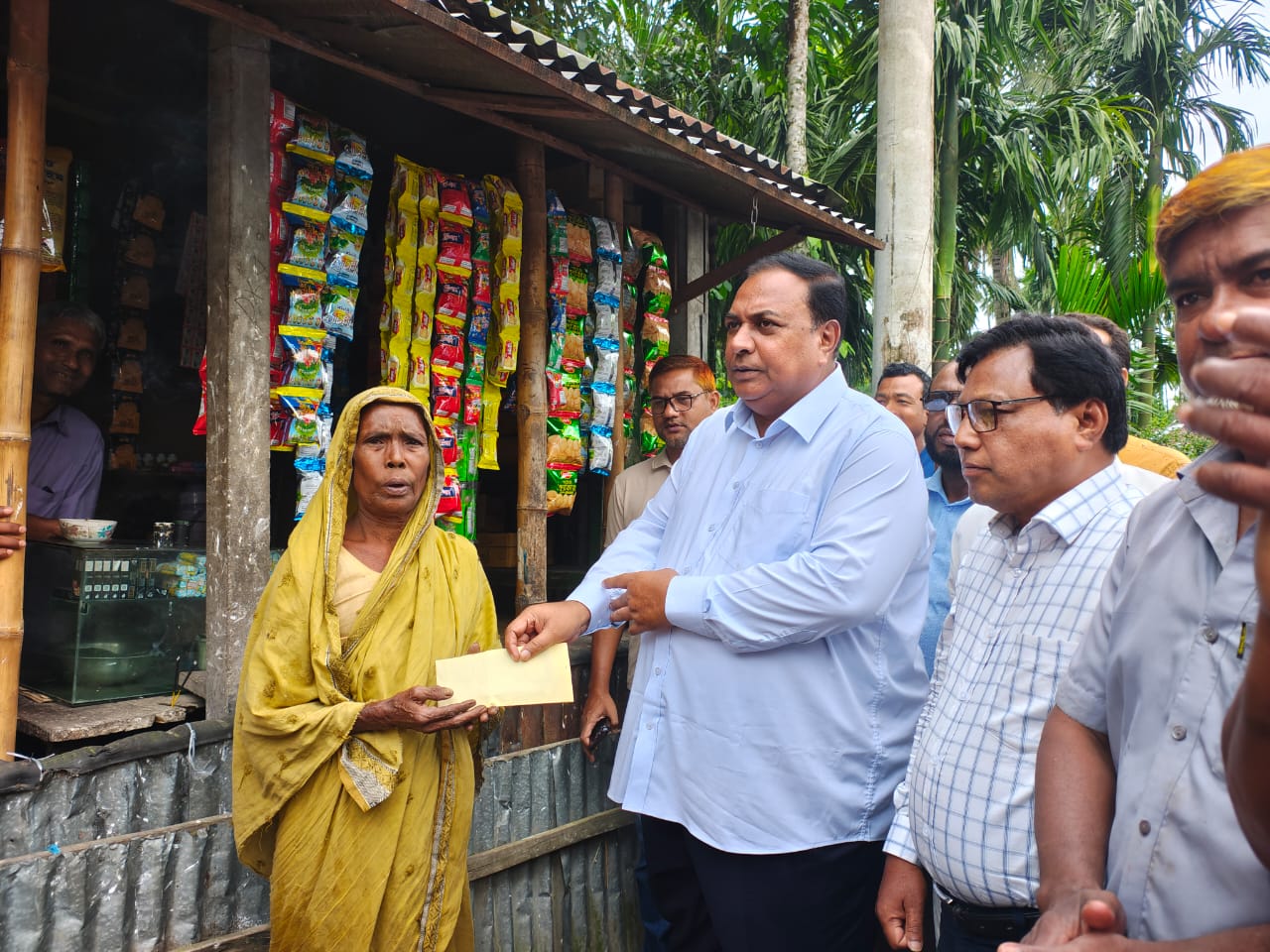 আদিতমারী ও কালীগঞ্জে ক্ষতিগ্রস্ত ৫০ ক্ষুদ্র ব্যবসায়ীকে এমপি বাবুলের আর্থিক সহায়তা