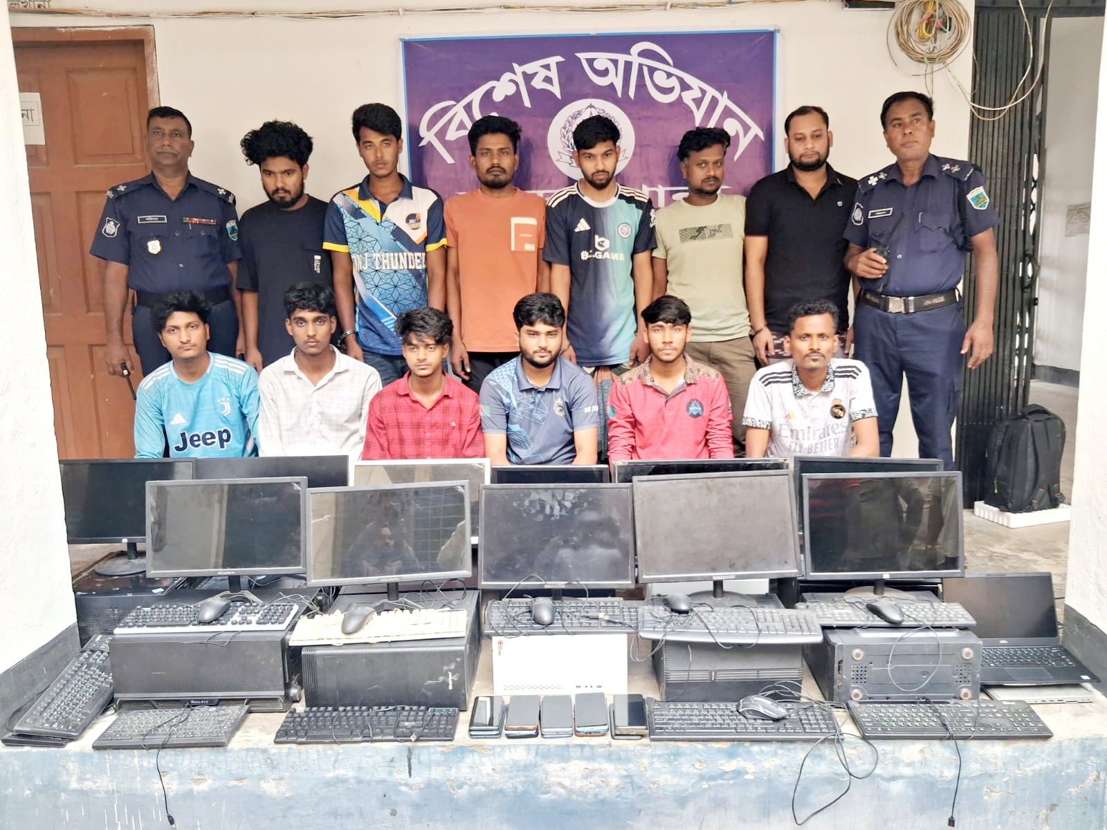 নওগাঁ মান্দা থানা পুলিশের অভিযানে বিশাল সফলতা,অনলাইন জুয়ারু গ্রুপ গ্রেফতার