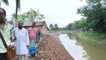 গোপালগঞ্জে খালপাড়ের সড়ক অপসারণ করে পুনঃ খাল খননের অভিযোগ