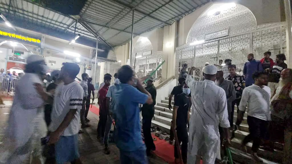 শাহ আলীর মাজারে হামলা: পুলিশ বলছে ‘জামায়াত-শিবির’, জামায়াত বলছে ‘পুলিশের অভিযান’