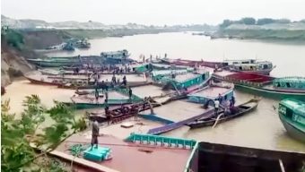 ইজারা বহির্ভূত এলাকায় দানব যন্ত্রে বালু উত্তোলন, নদী ভাঙনে বিলীন হওয়ার পথে শতাধিক ঘরবাড়ি!