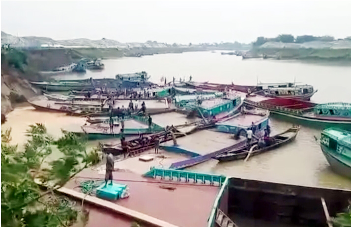ইজারা বহির্ভূত এলাকায় দানব যন্ত্রে বালু উত্তোলন, নদী ভাঙনে বিলীন হওয়ার পথে শতাধিক ঘরবাড়ি!
