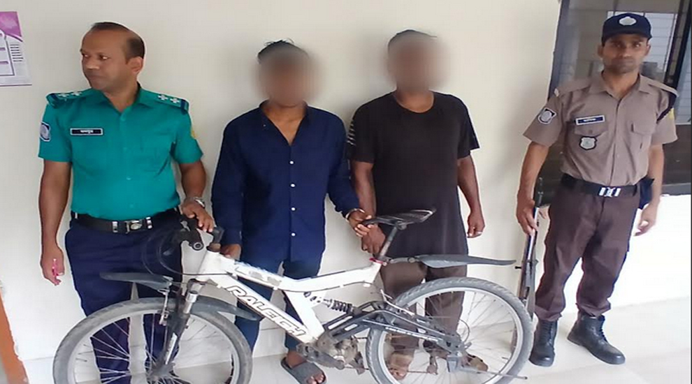 কোতোয়ালী থানা এলাকায় চুরির ঘটনায় জড়িত দুই যুবককে গ্রেপ্তার
