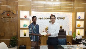 হবিগঞ্জে বন্যাদুর্গত দিনমজুরের পাশে জেলা প্রশাসক