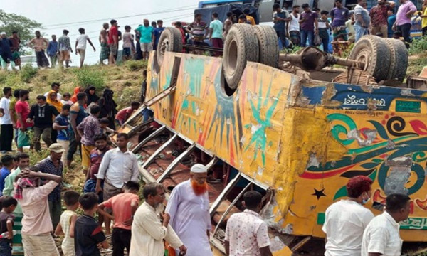 সিলেট-ঢাকা মহাসড়কে বাস নিয়ন্ত্রণ হারিয়ে খাদে, নারী ও শিশুসহ নিহত ৪