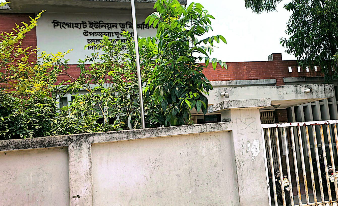 দূর্গাপুরে রহস্য জনক ভাবে ভূমি অফিসের তথ্য সরঞ্জাম চুরি- থানায় মামলা