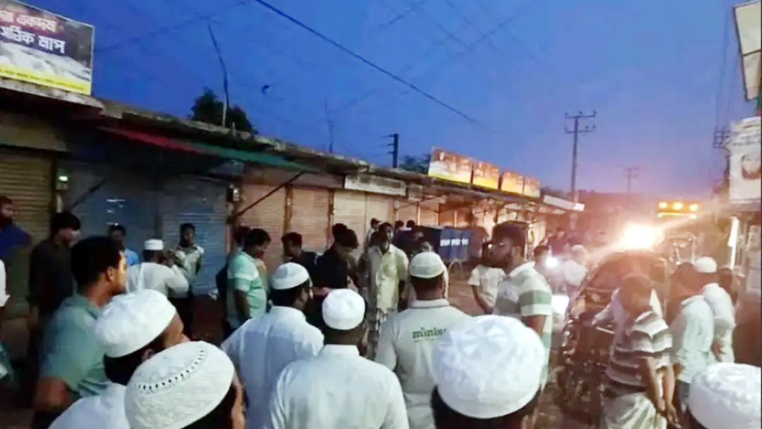 পাবনায় ছেলের সামনে বাবাকে গুলি করে হত্যা