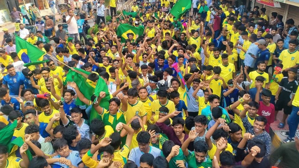 হাজার মাইল দূরের ফুটবল আবেগ ও বৈশ্বিক বিস্ময় বাংলাদেশ