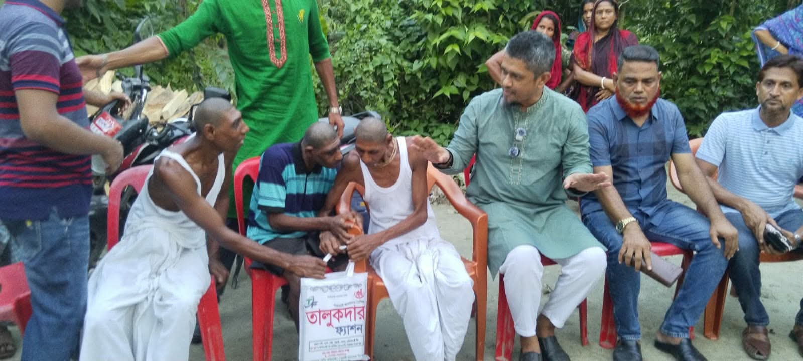 বাউফলে বাবা-মা হারানো তিন প্রতিবন্ধী সহোদরের পাশে উপজেলা বিএনপি, এক মাসের খাদ্য সহায়তা প্রদান