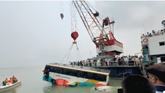 দৌলতদিয়া ফেরিঘাটে আবারও যাত্রীবাহী বাস নদীতে