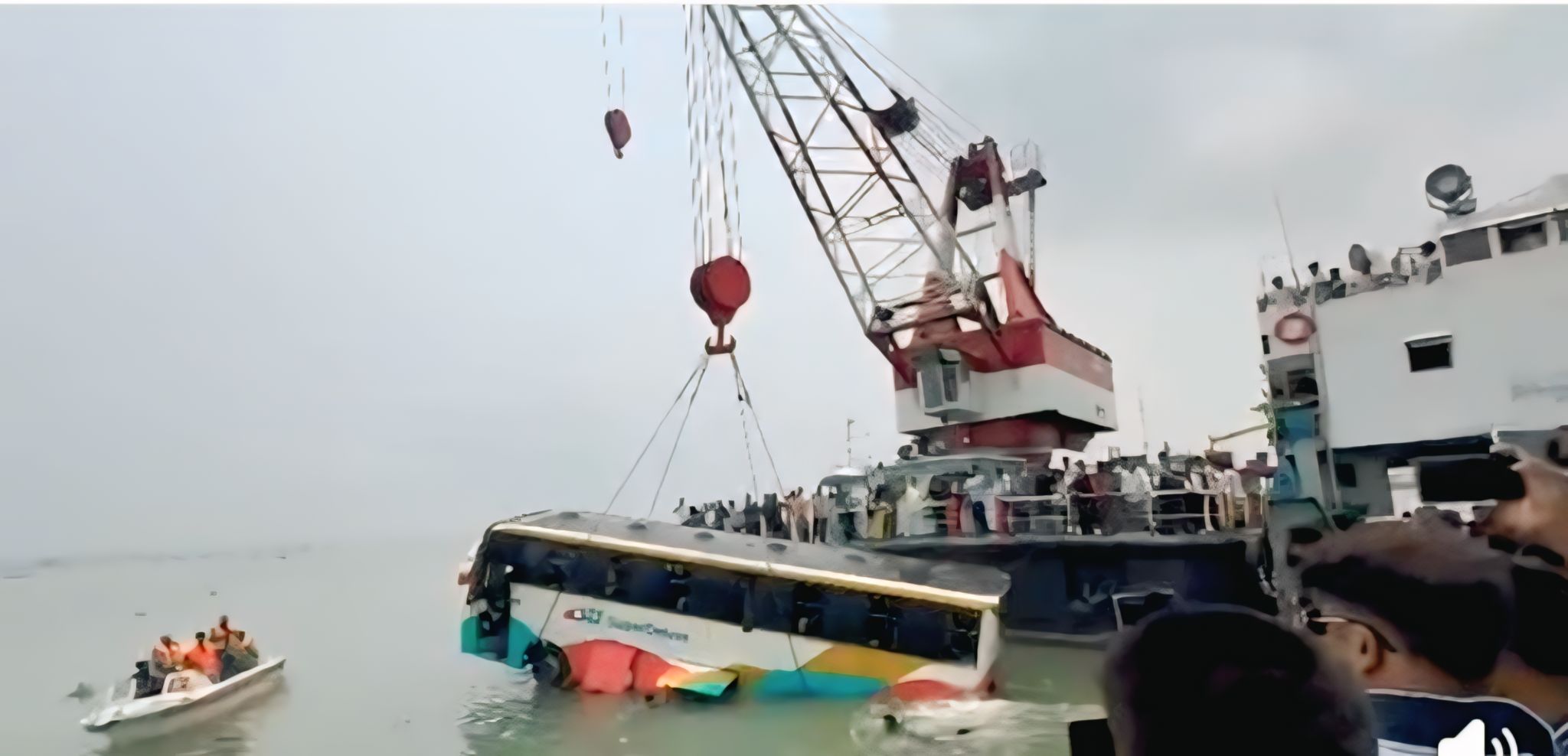 দৌলতদিয়া ফেরিঘাটে আবারও যাত্রীবাহী বাস নদীতে