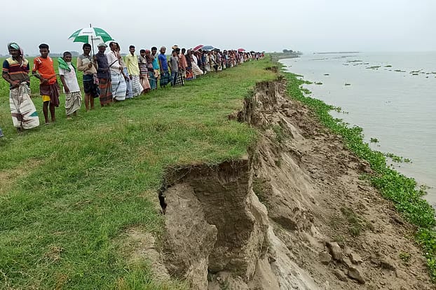 মানিকগঞ্জে প্রশাসনের ‘জিরো টলারেন্স’ শুধুই মুখে? যমুনার বালু লুটে বিপর্যস্ত শিবালয়